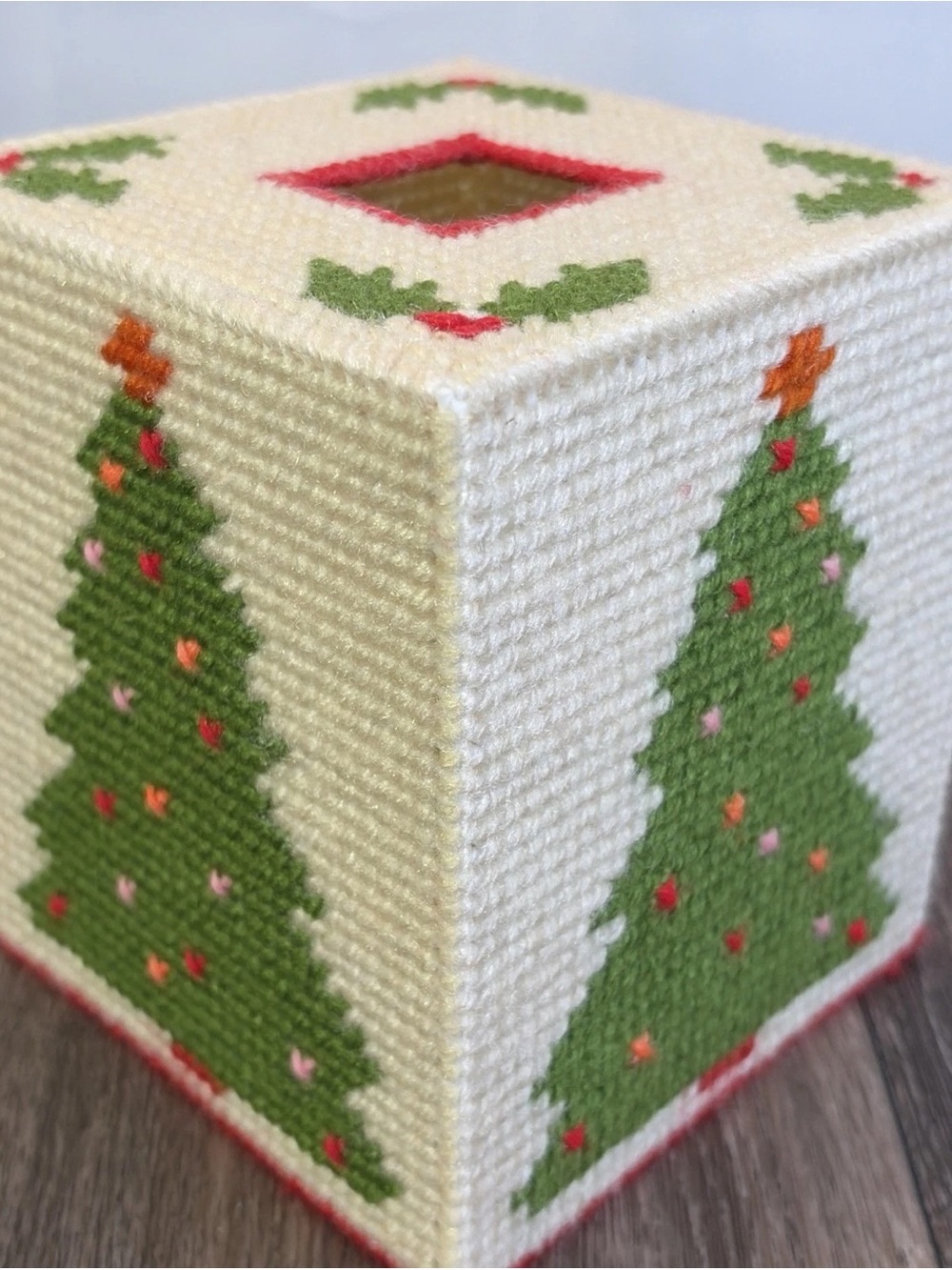 Handmade Plastic Canvas Tissue Box Cover Christmas Tree White Red Green